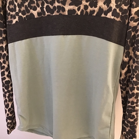 Boutique Lovely J knit sage/leopard prInt top - Picture 4 of 9